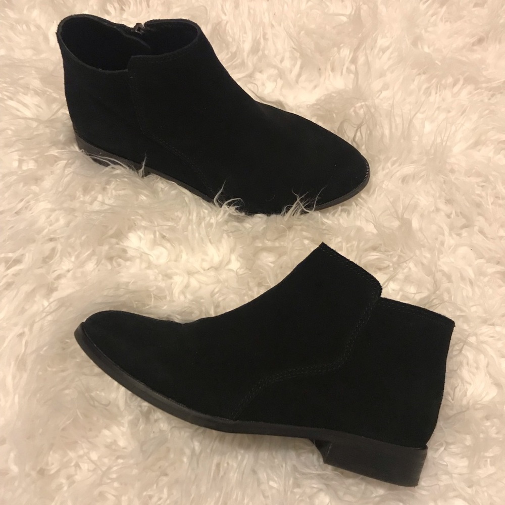 NWOT Gianni Bini suede booties